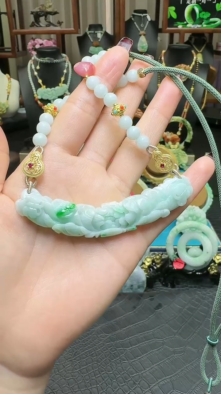 【闪购商品】翡翠颈饰未镶嵌弯弯