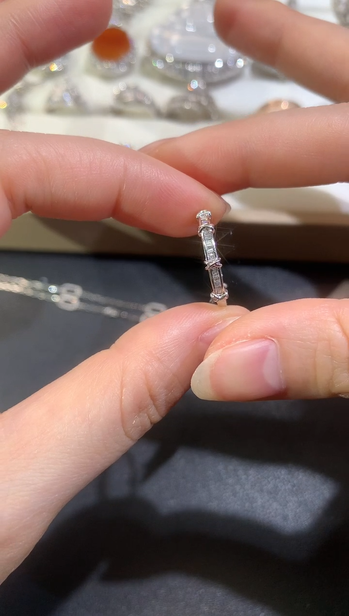 【闪购商品】钻石戒指18K金镶嵌Z185|1280