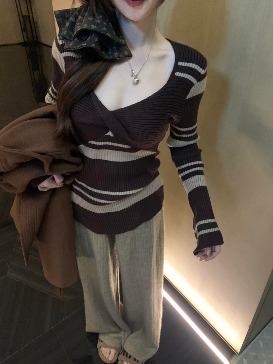 大码胖mm法式纯欲风扭结v领条纹设计感上衣女秋冬新款修身针织衫
