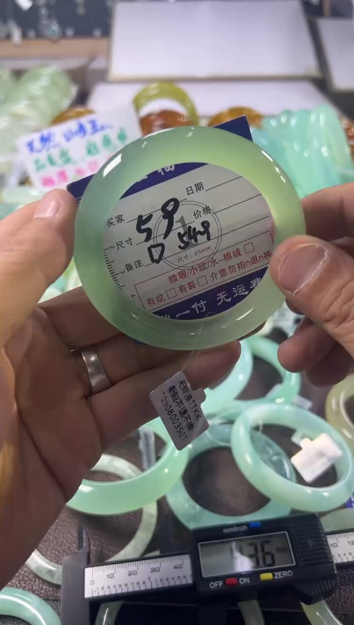 未镶嵌蛇纹石玉手镯1