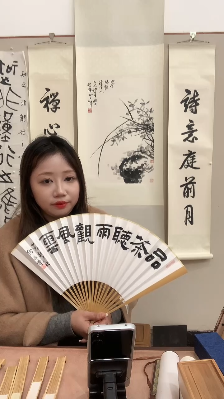 【闪购商品】书法j何老师书法成扇带锦盒一件