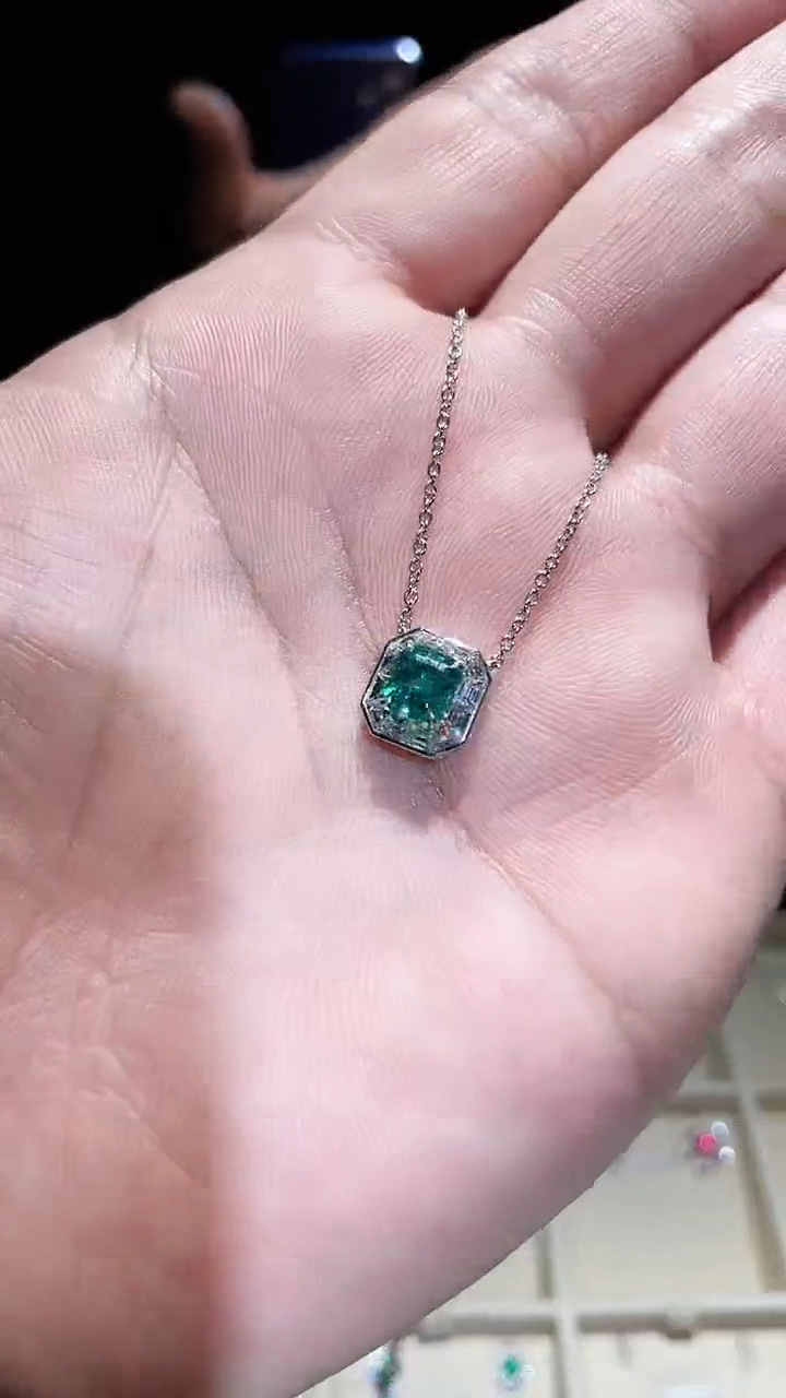 【闪购商品】祖母绿颈饰18K金镶嵌1.07ct