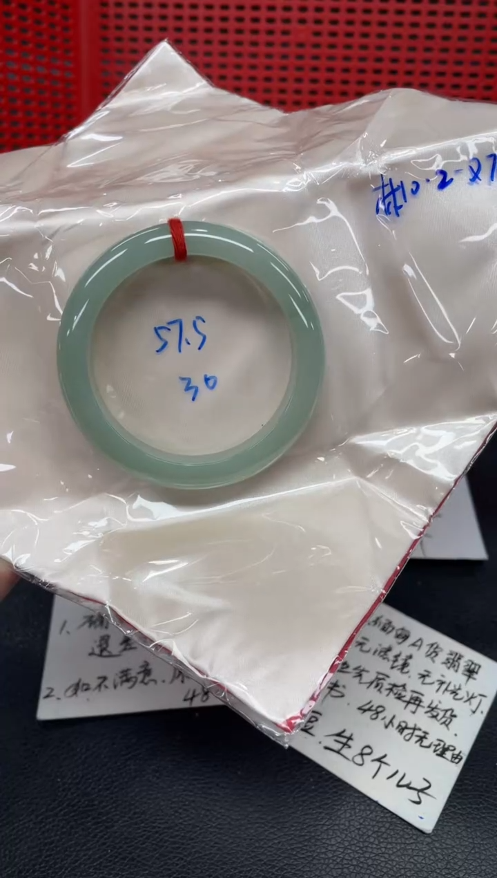 翡翠手镯未镶嵌翡翠手镯