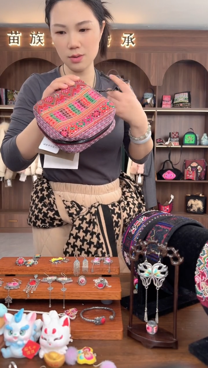 【闪购商品】织绣扶光苗绣传承L13