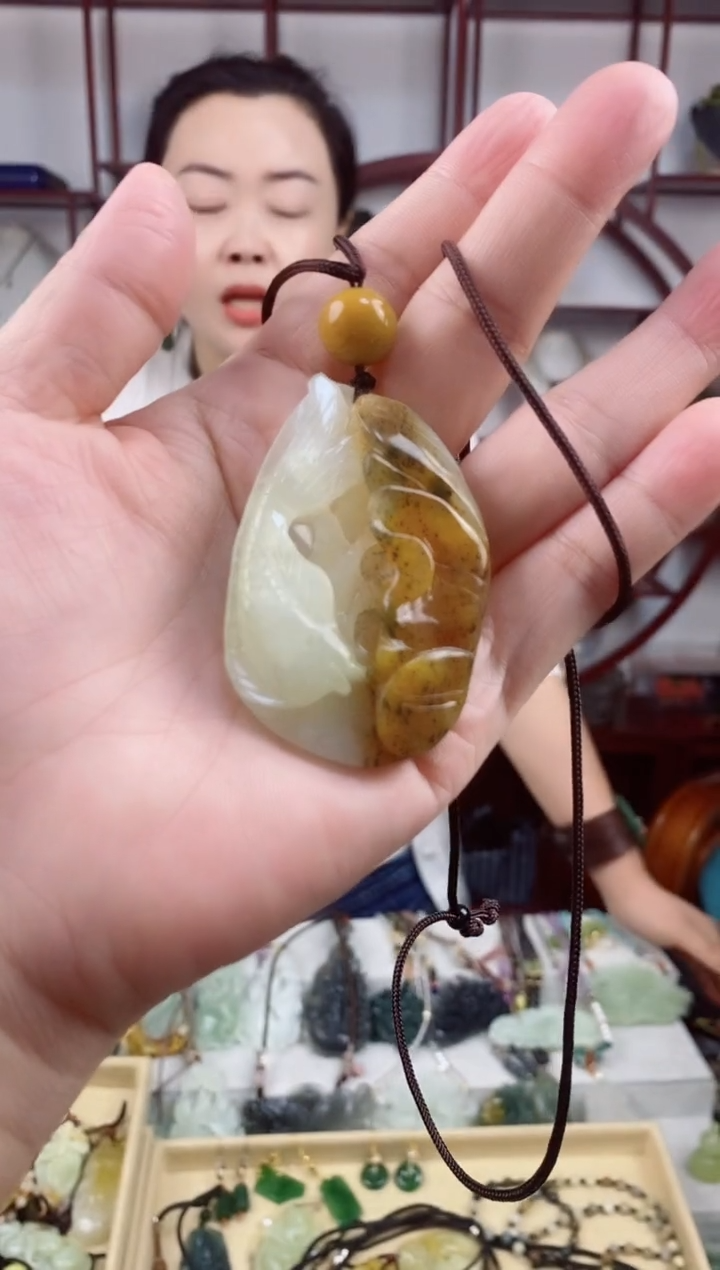 未镶嵌岫玉颈饰1
