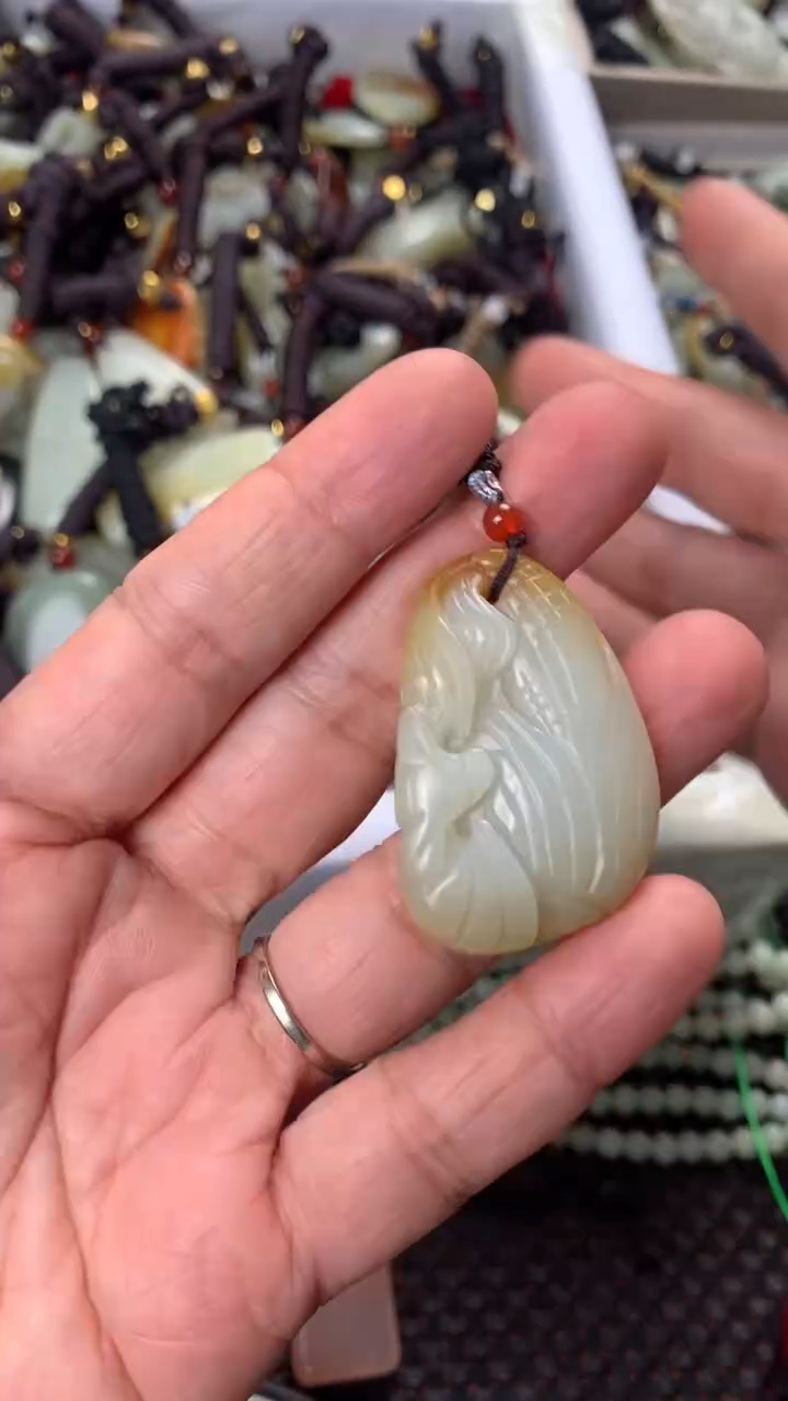 【闪购商品】和田玉颈饰未镶嵌多样性发货没有证书，拍一发一.有瑕