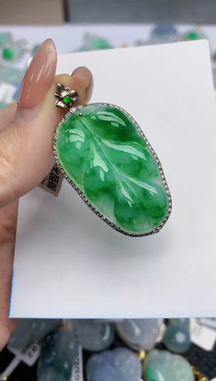 【闪购商品】翡翠挂件18K金镶嵌天然翡翠A货
