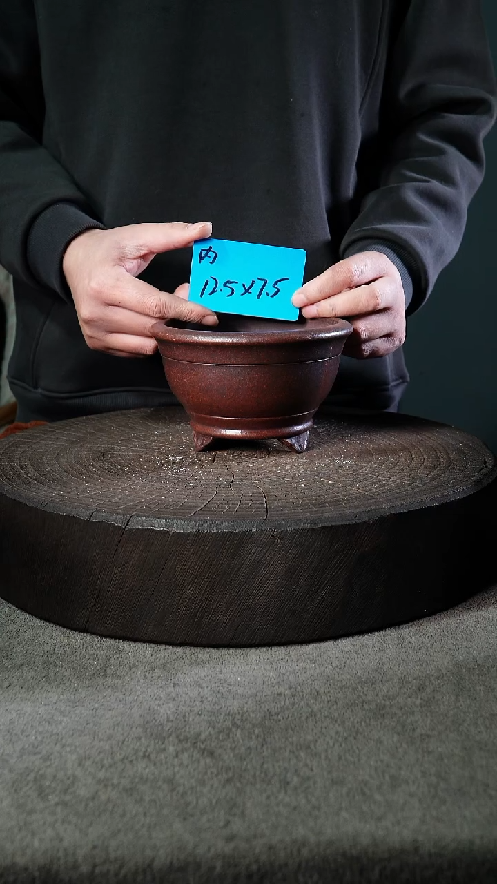 A宜兴紫砂小花盆