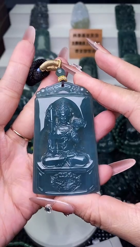 颈饰未镶嵌翡翠 