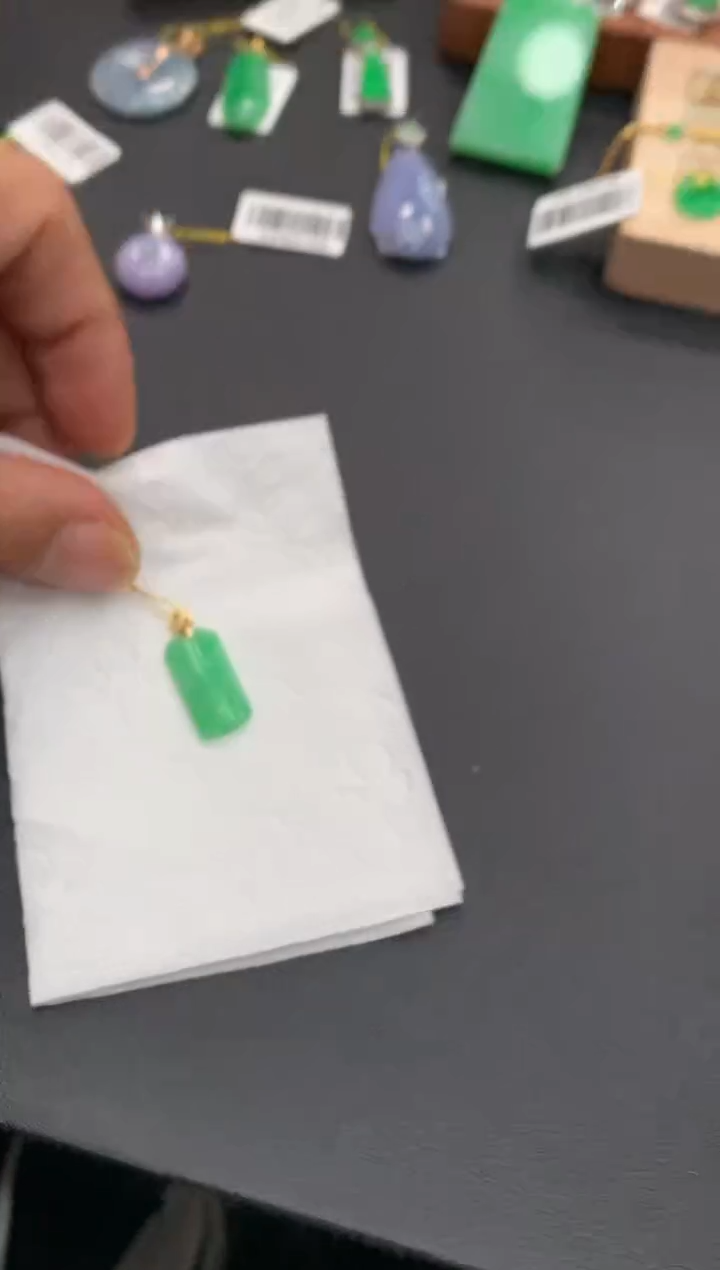 颈饰18K金镶嵌翡翠无事牌