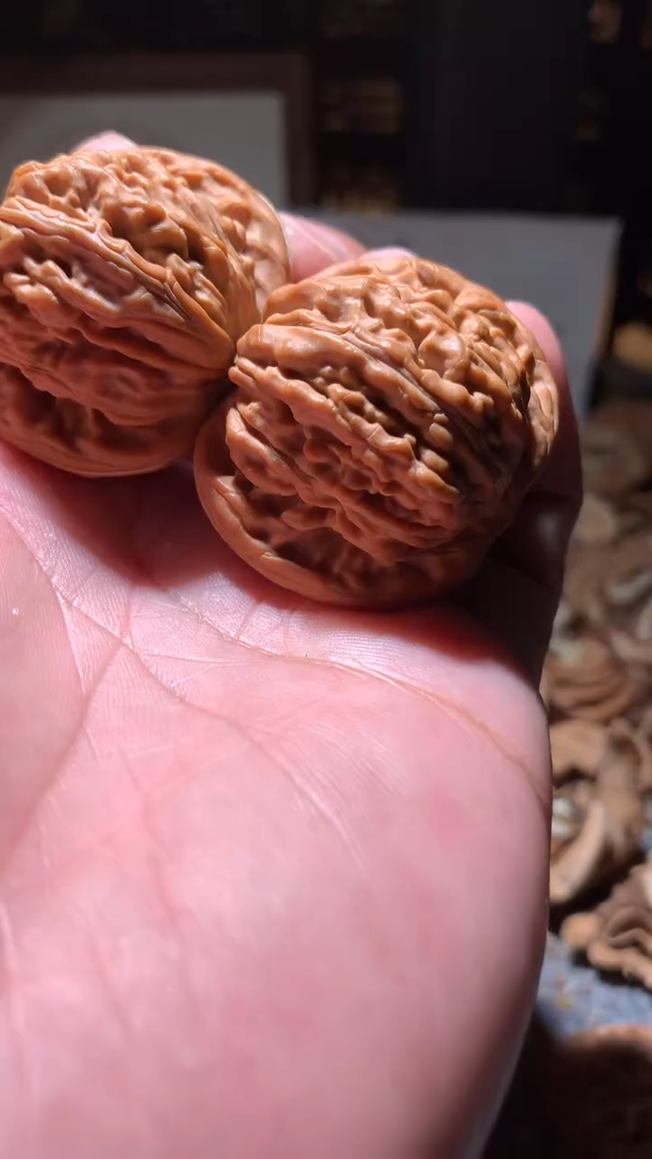 文玩核桃把件【核缘雅趣】40左右汉高楼，同尺寸随机发