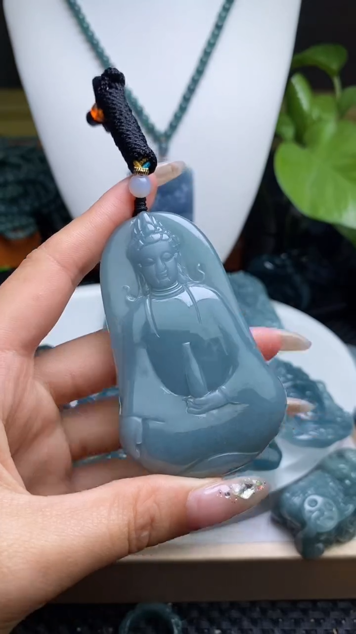 翡翠未镶嵌颈饰         