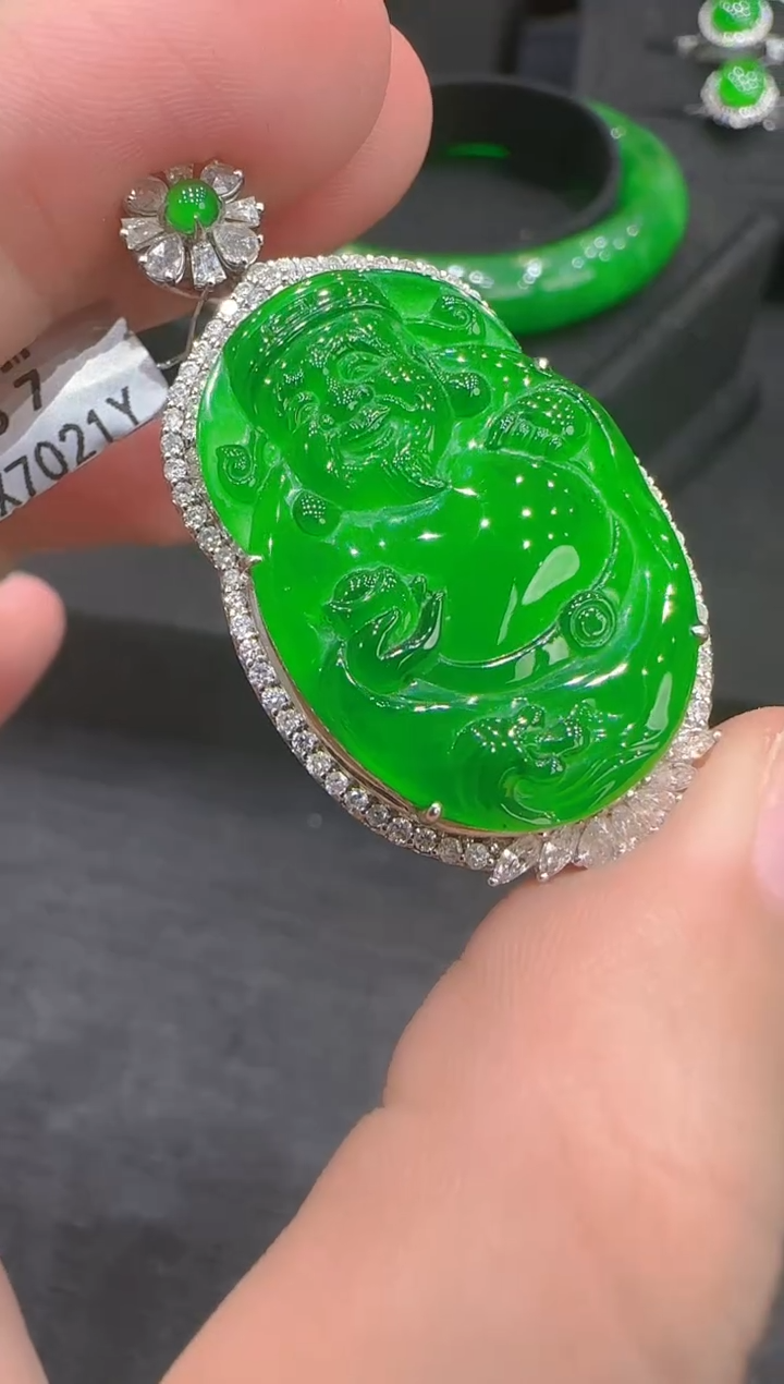 【闪购商品】翡翠吊坠(赠链)18K金镶嵌天然翡翠A货