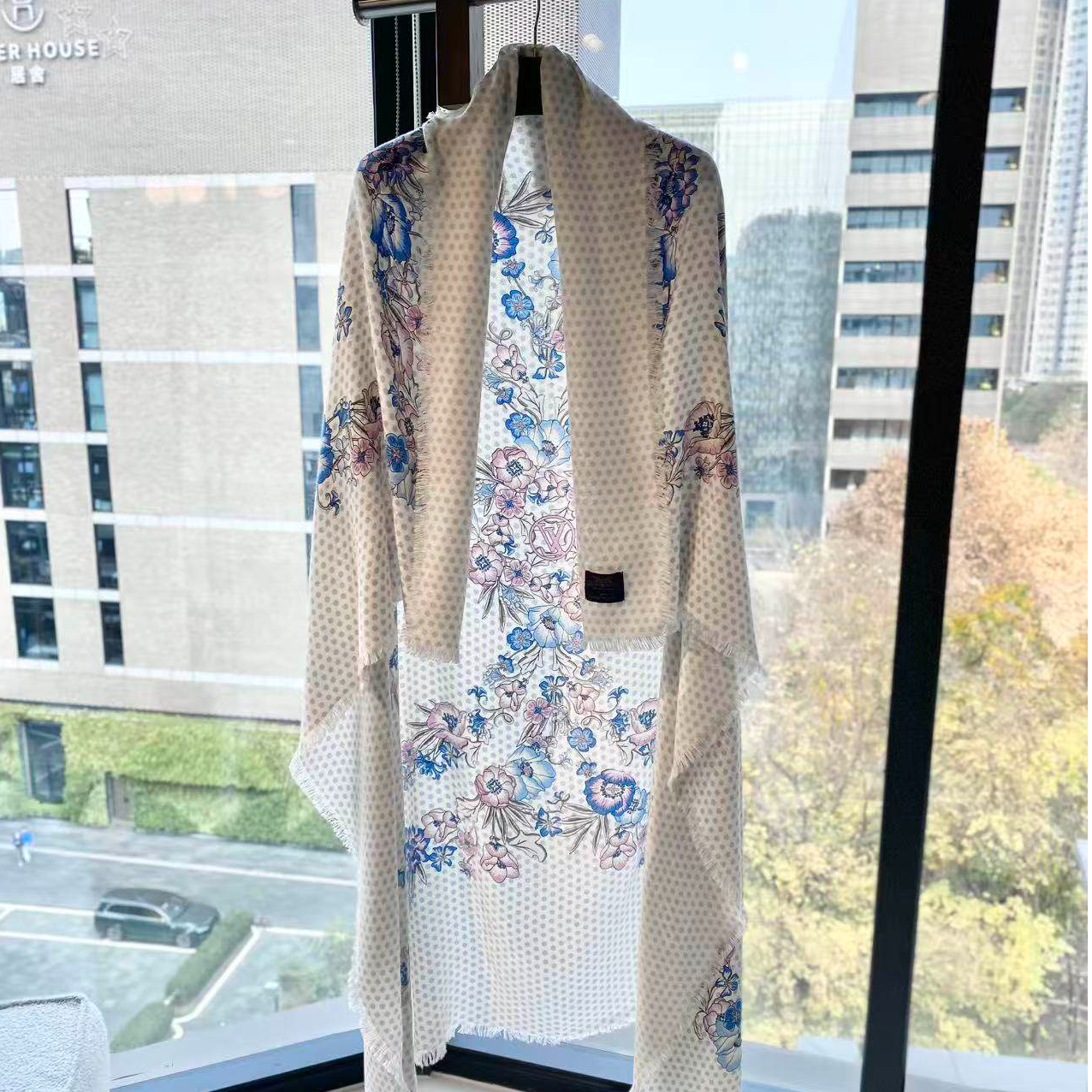 95新 LouisVuitton/路易威登 zz513 花卉波点纹围巾 140×140 微瑕