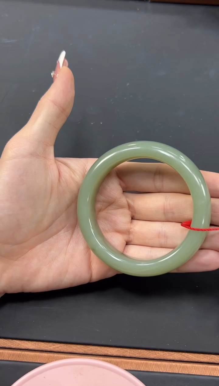 【闪购商品】和田玉手镯未镶嵌且末微色差近矿55手镯