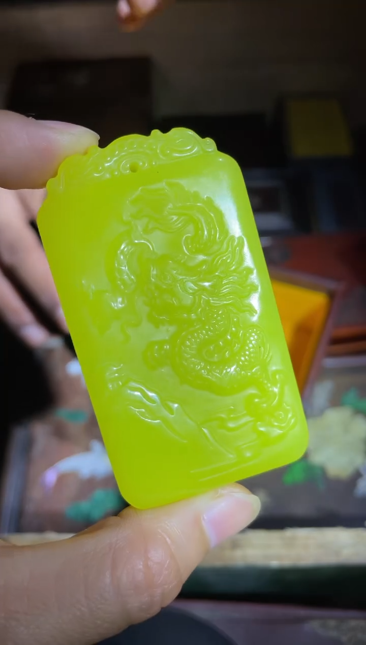 天然玉石未镶嵌 颈饰  豆青色双面工龙牌1件