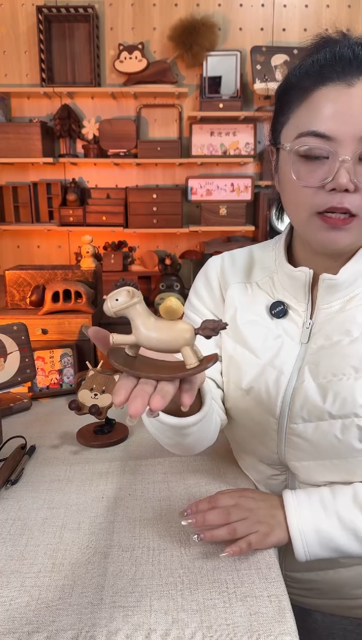 木实木元宝小马摆件