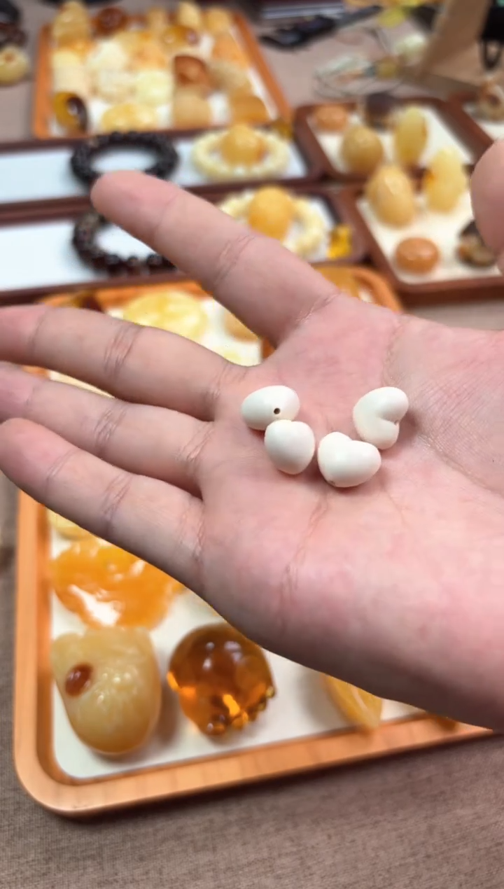 【闪购商品】蜜蜡裸石未镶嵌爱心