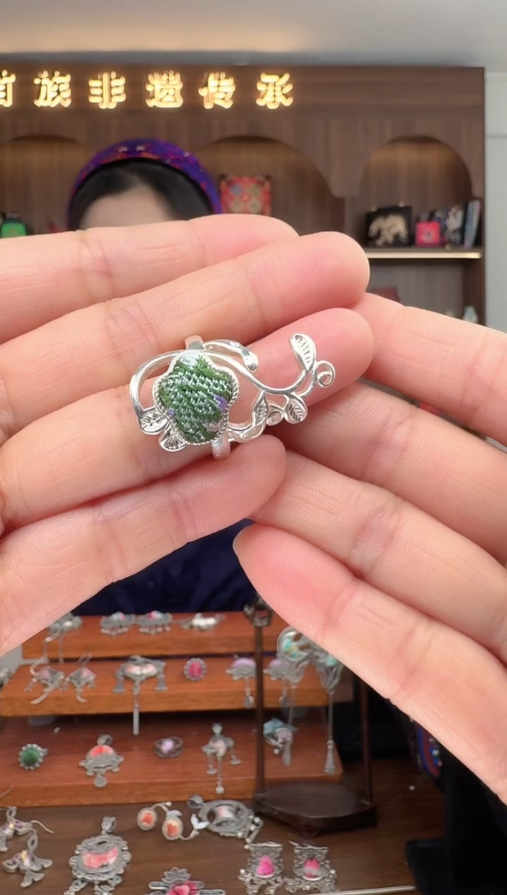 【闪购商品】织绣扶光苗绣传承71