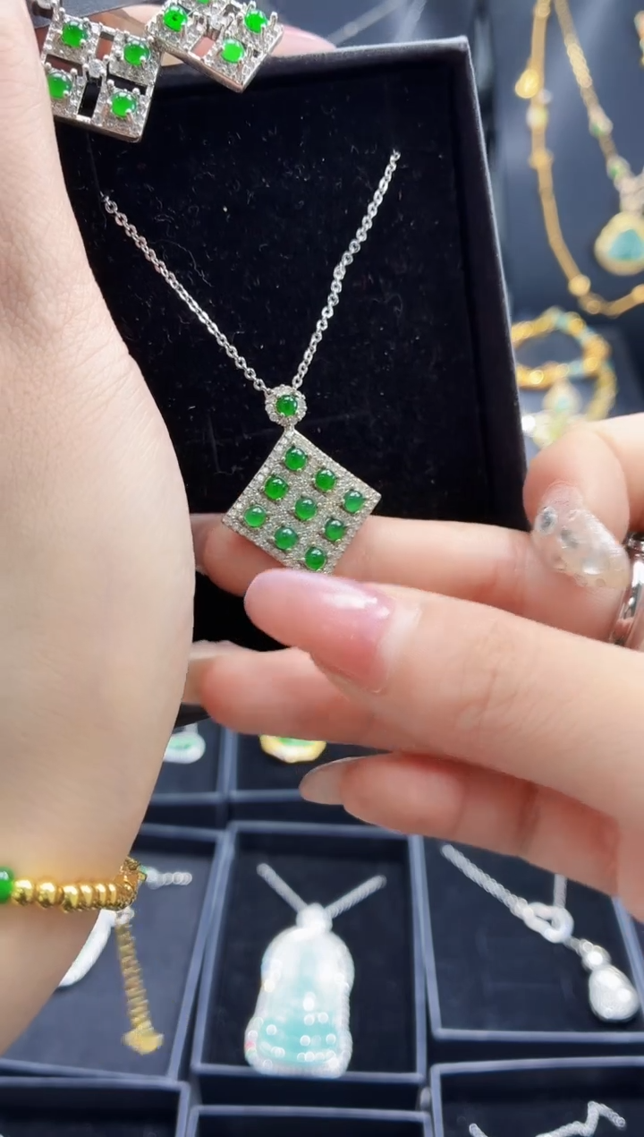 翡翠未镶嵌颈饰吊坠（不含链）