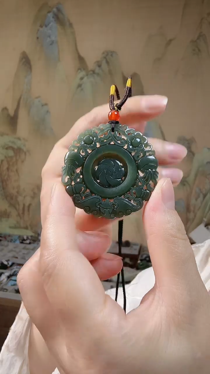 和田玉未镶嵌颈饰.