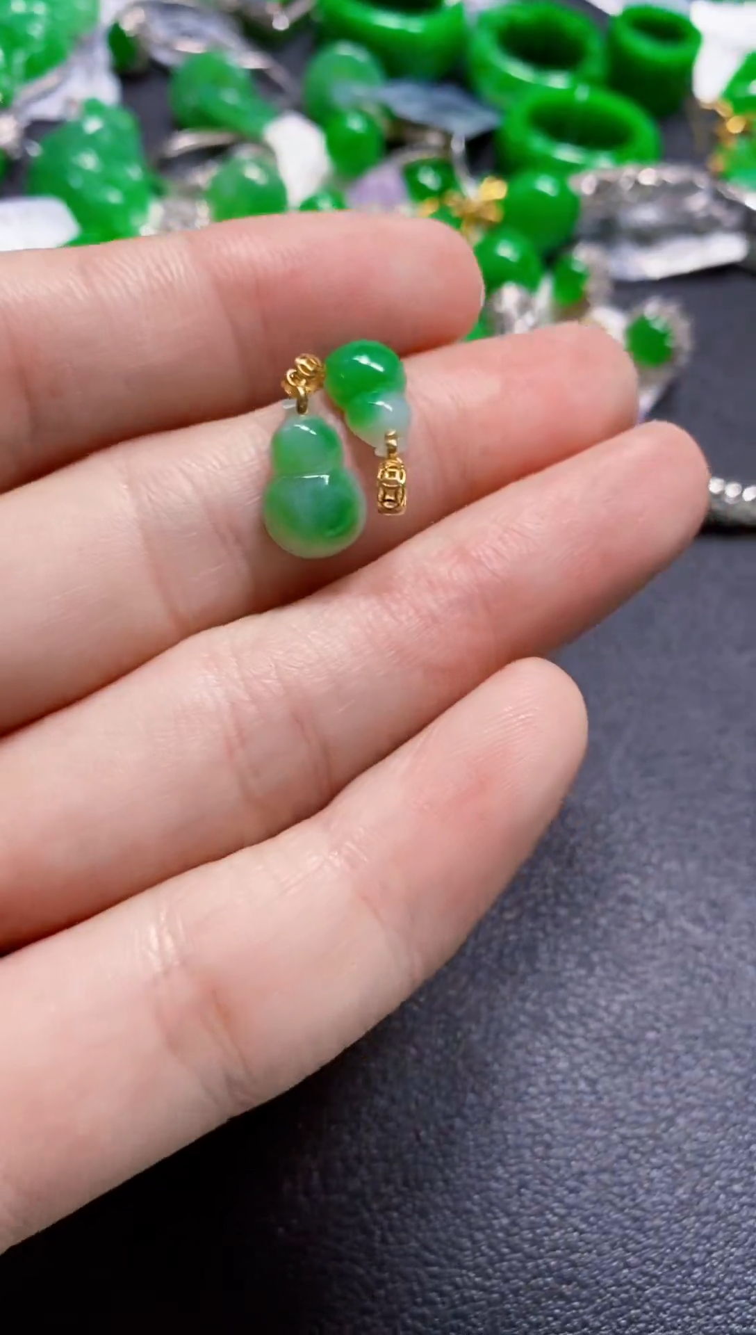 颈饰18K金镶嵌翡翠11111多样性发货发1个