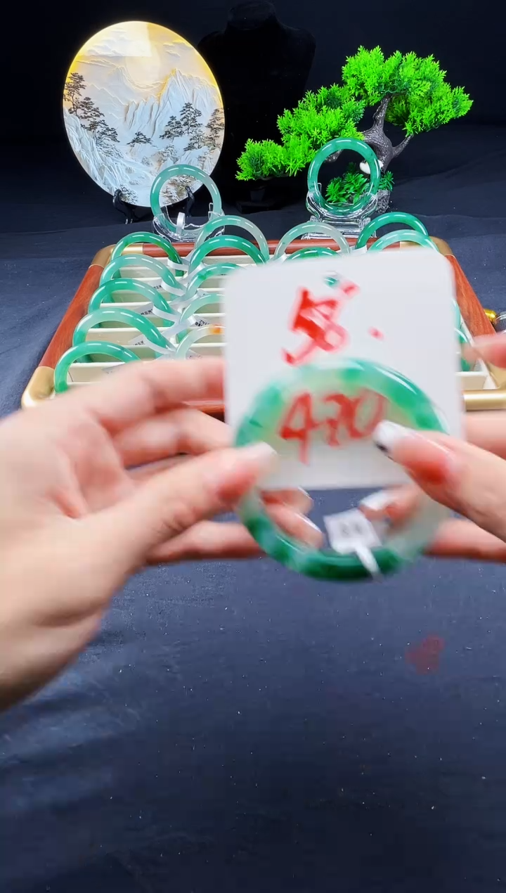 未镶嵌手镯石英质玉（非洲翠）手镯