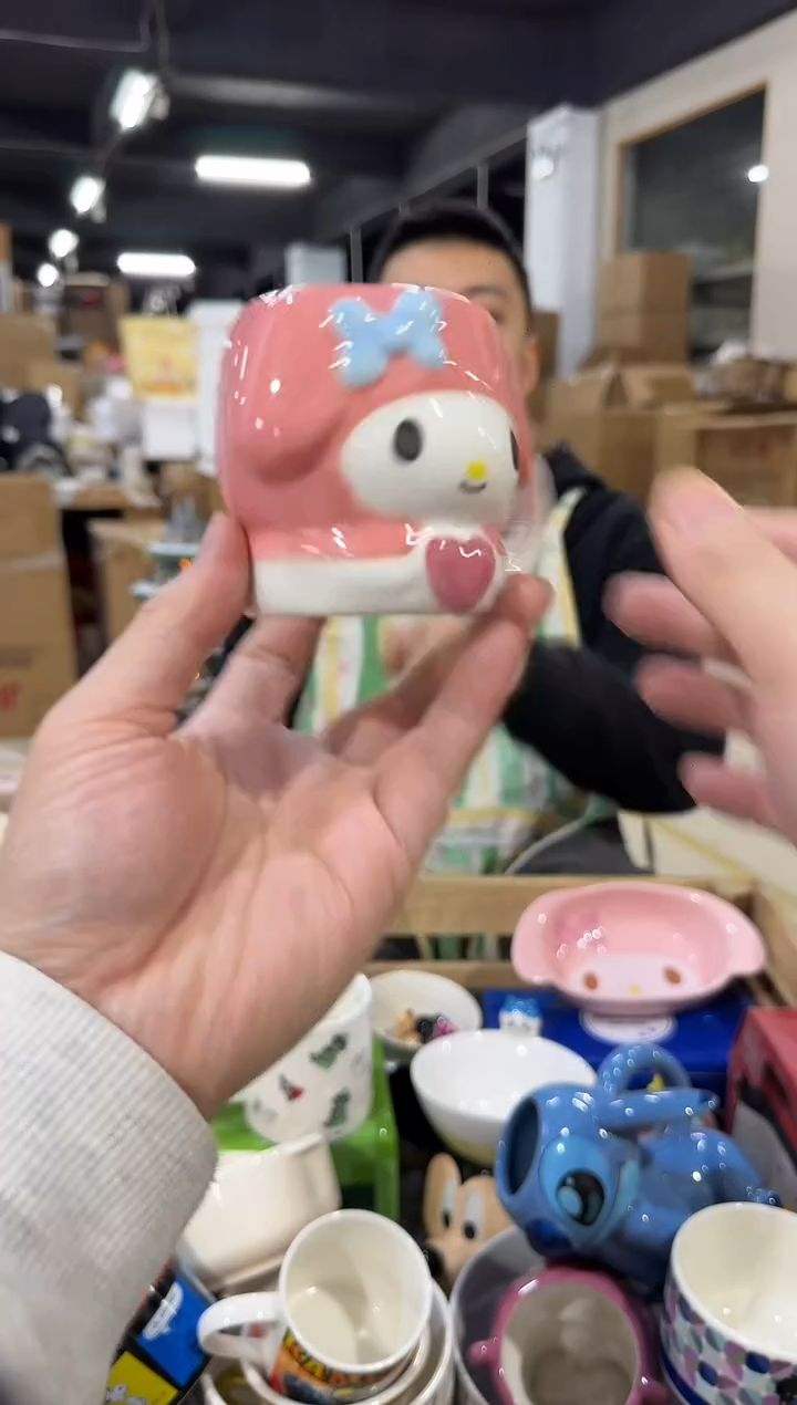 瓷片美乐蒂抱爱心一口杯