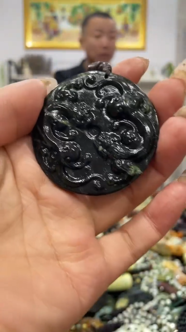 未镶嵌蛇纹石玉颈饰 