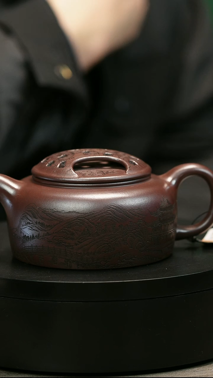 茶壶紫砂c****8H2463王芳刻绘镂空牛盖