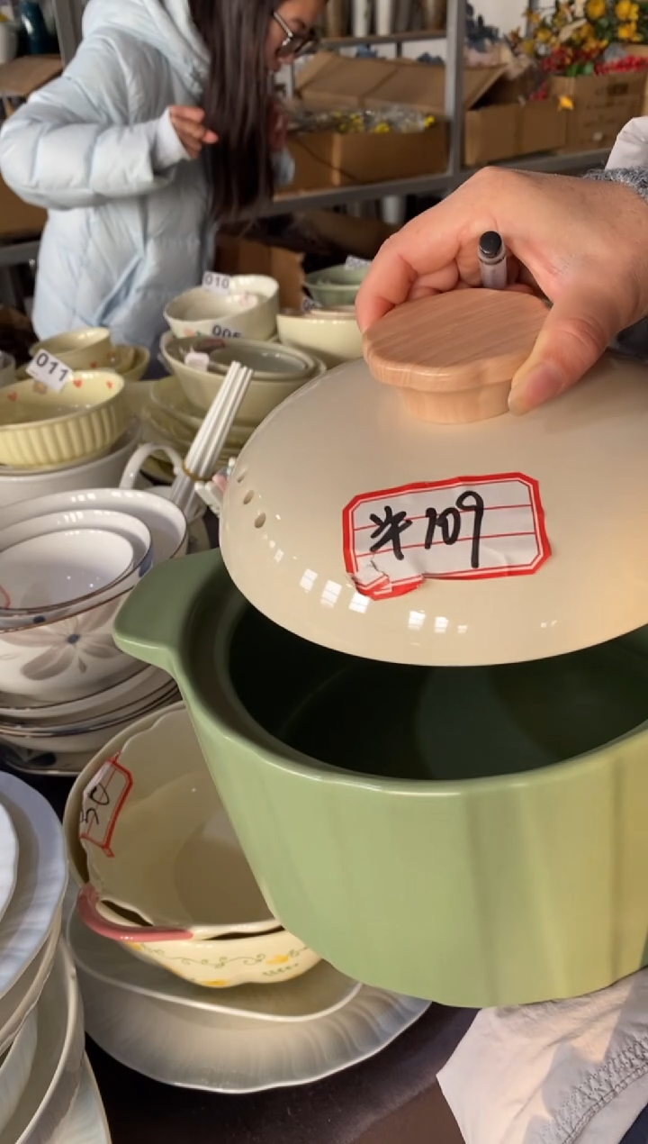 瓷绿色砂锅。。。。。