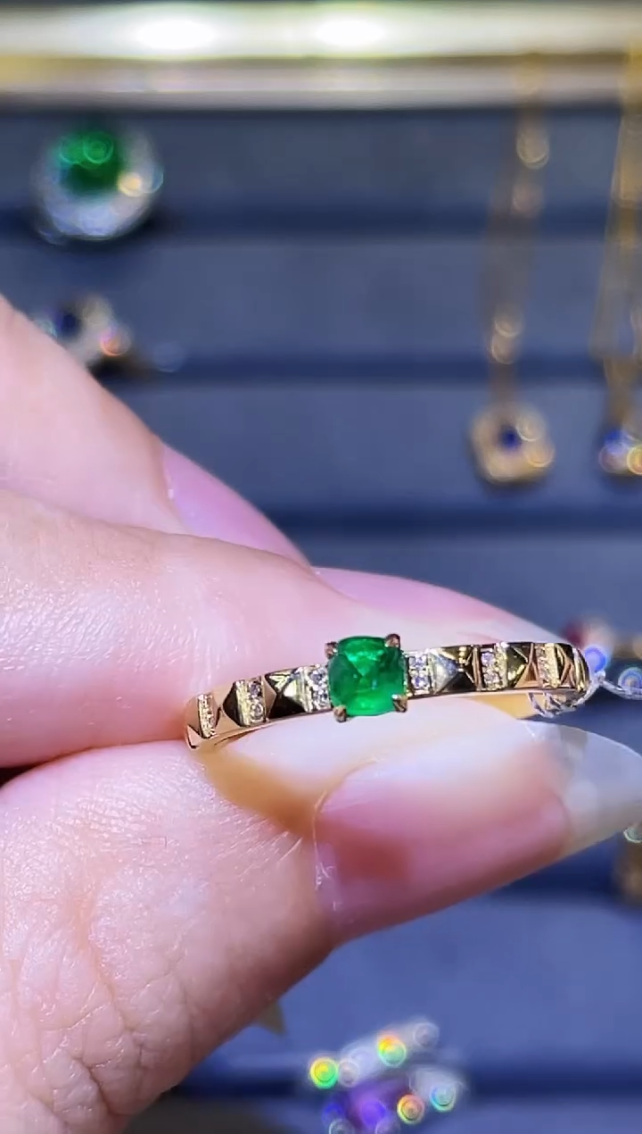 18K金镶嵌戒指祖母绿0.29ct