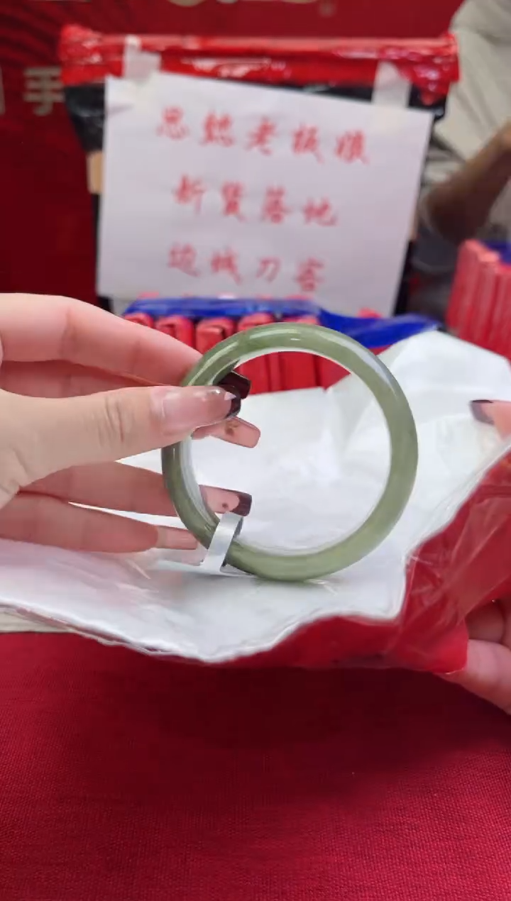 【闪购商品】翡翠手镯未镶嵌翡翠手镯(微瑕）