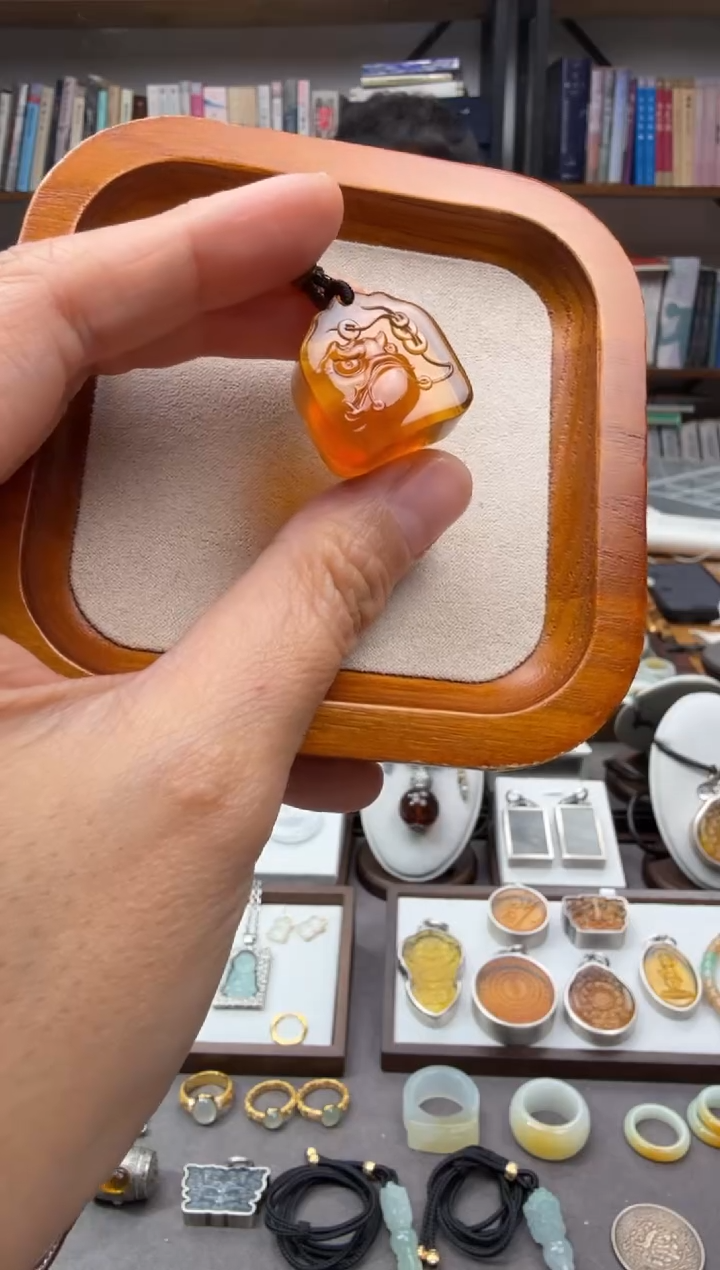 琥珀颈饰未镶嵌金蟾吊坠