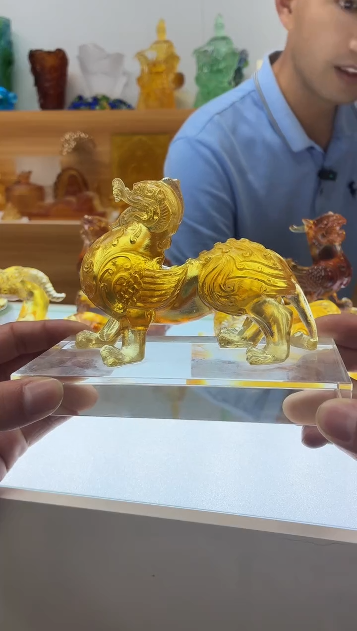 琉璃手工艺品古法琉璃貔貅琥珀色带水晶底座
