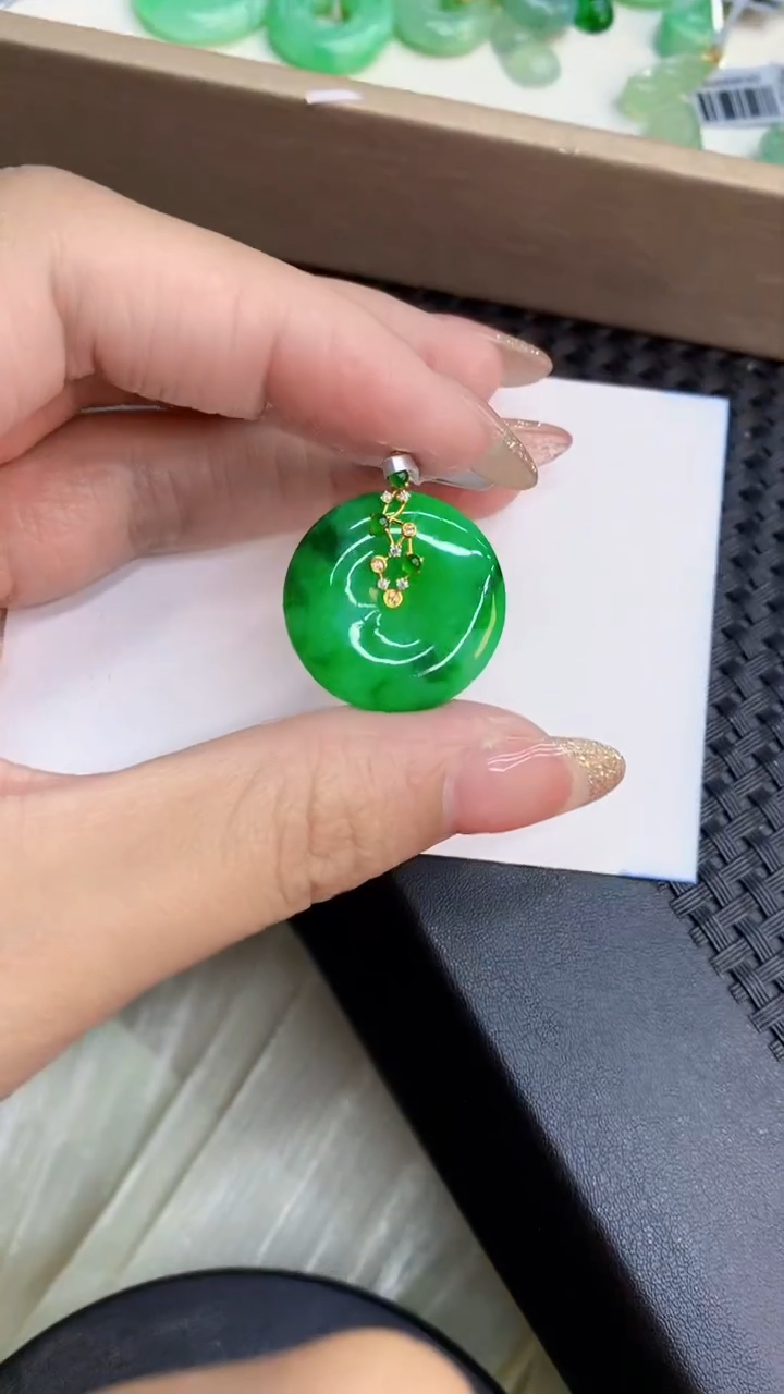 翡翠18K金镶嵌颈饰             8