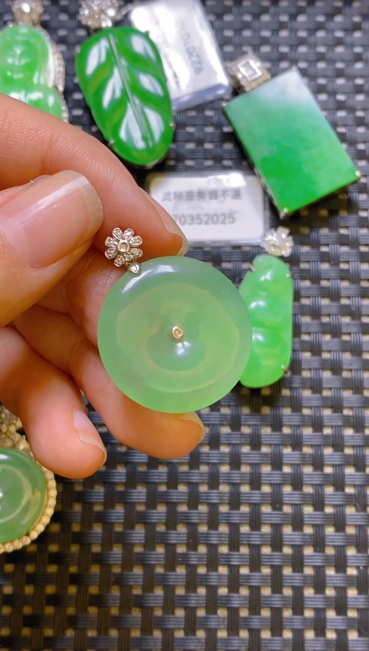 【闪购商品】翡翠颈饰18K金镶嵌吊坠