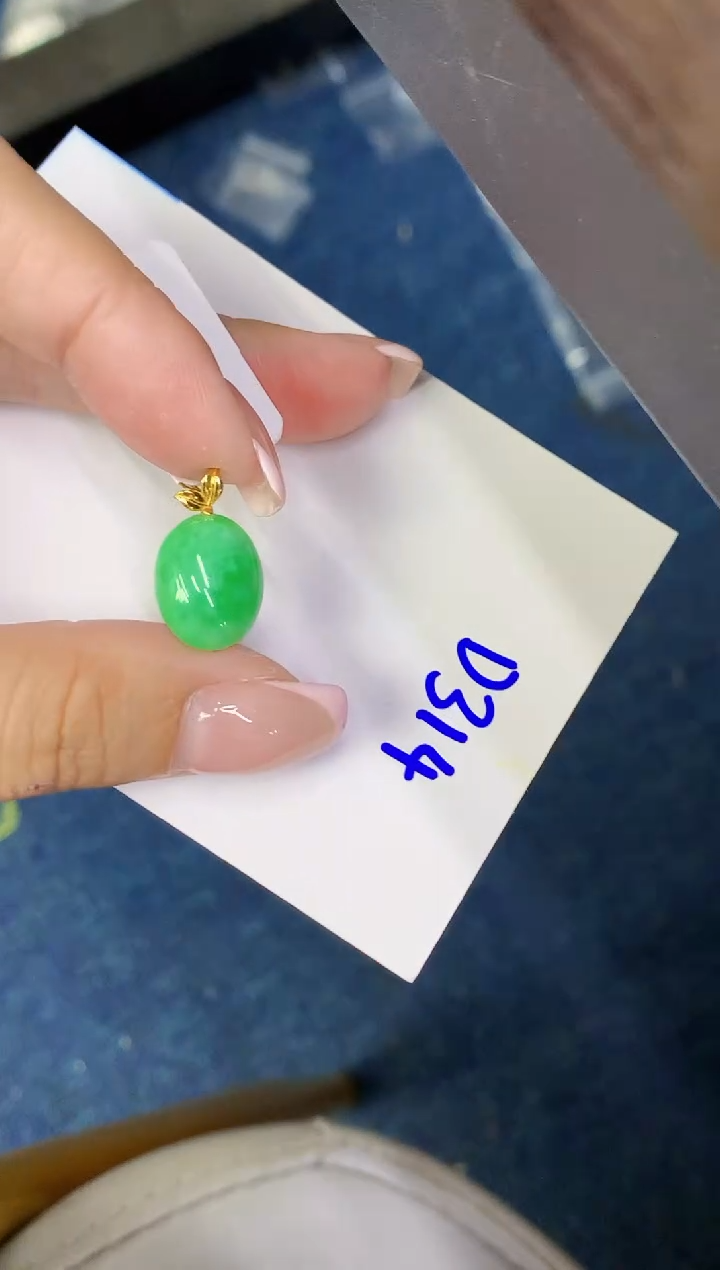 翡翠18K金镶嵌颈饰缅甸天然翡翠A货