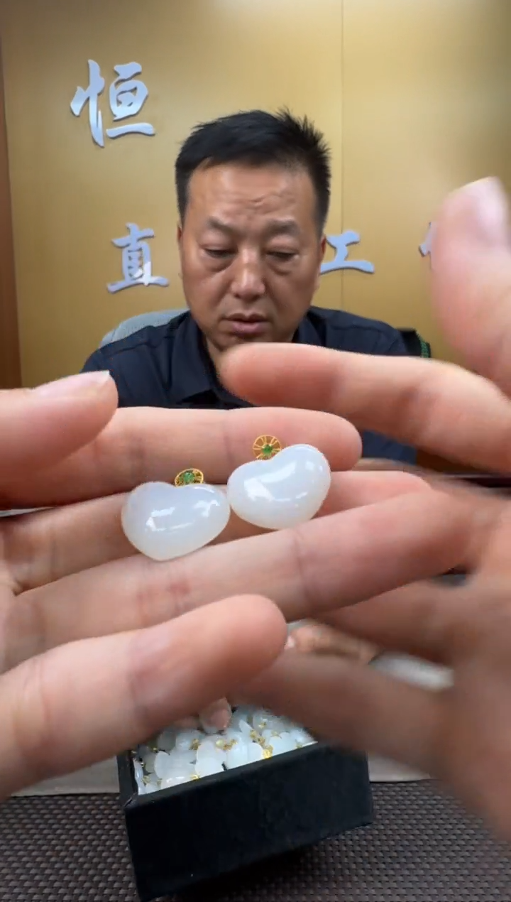 和田玉18K金镶嵌颈饰挂件多样性，发一