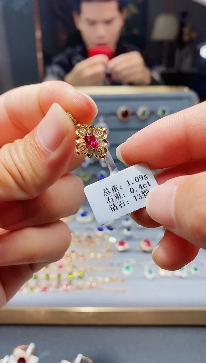 【闪购商品】碧玺颈饰18K金镶嵌0.4..