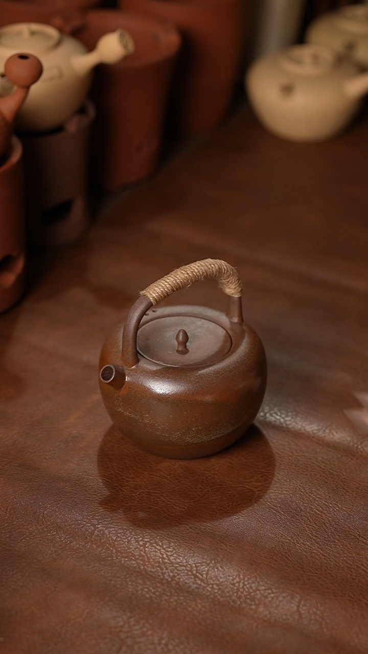 029窑变苹果提梁壶500cc