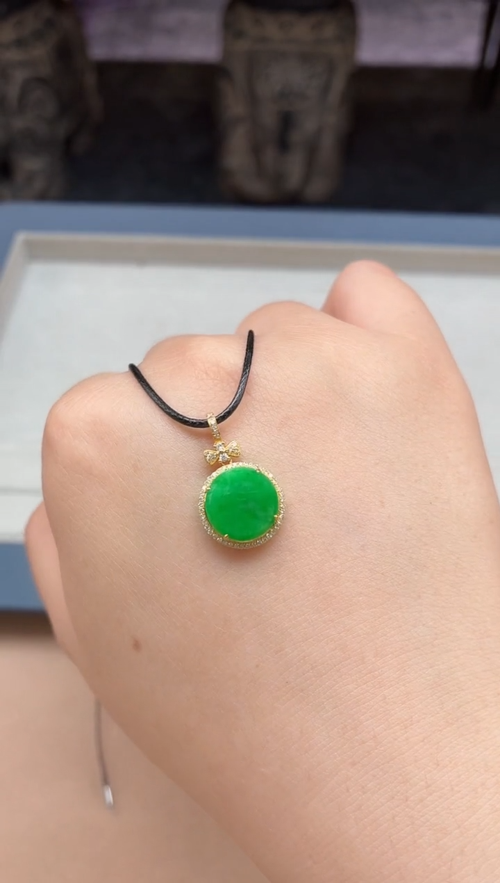 翡翠18K金镶嵌颈饰无事牌