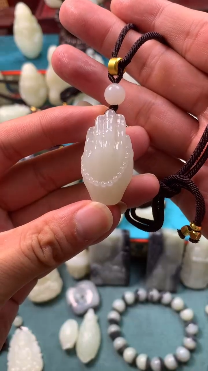 和田玉未镶嵌颈饰白*鹿 