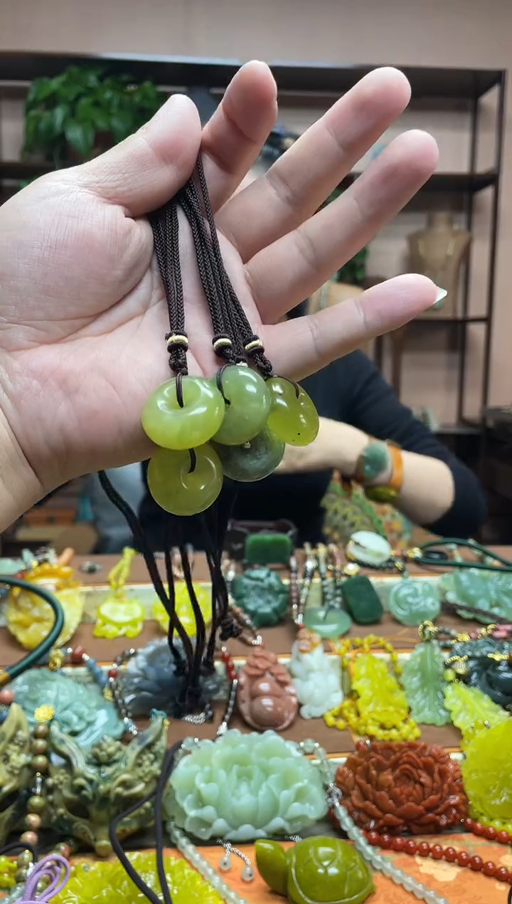 未镶嵌岫玉吊坠多样性发货发其中之一