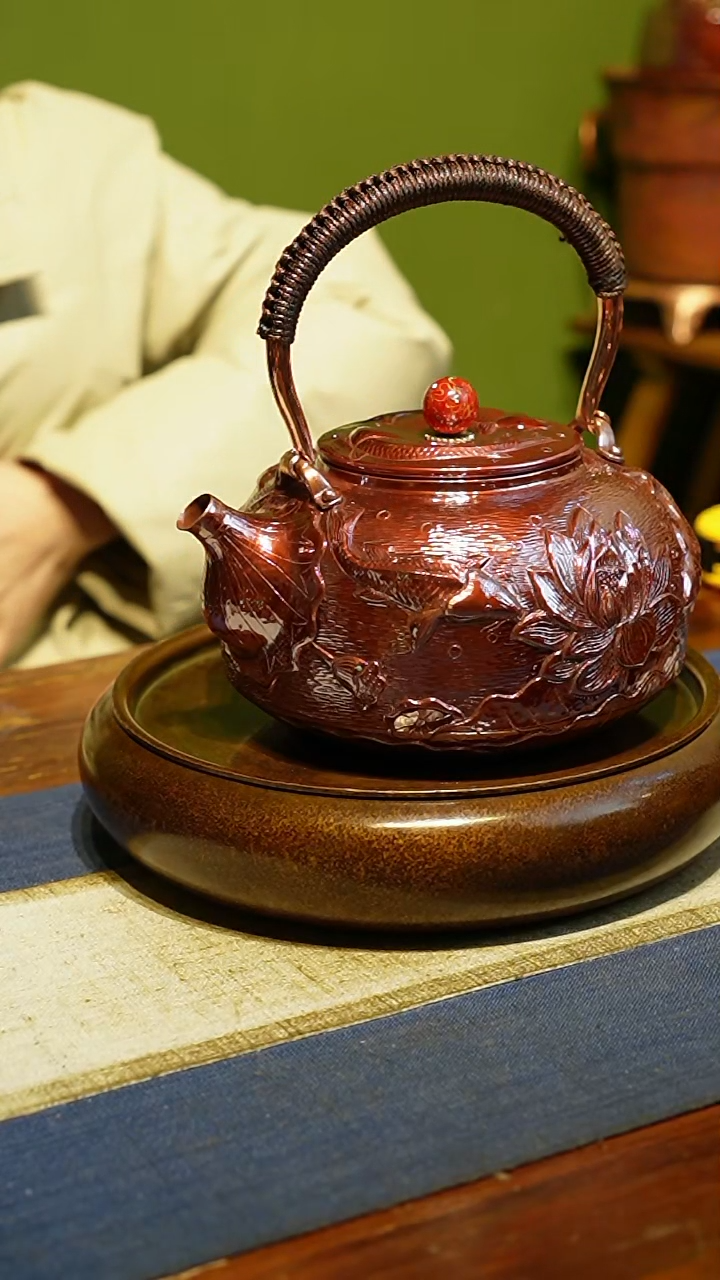 【闪购商品】九鱼戏莲全手工浮雕壶