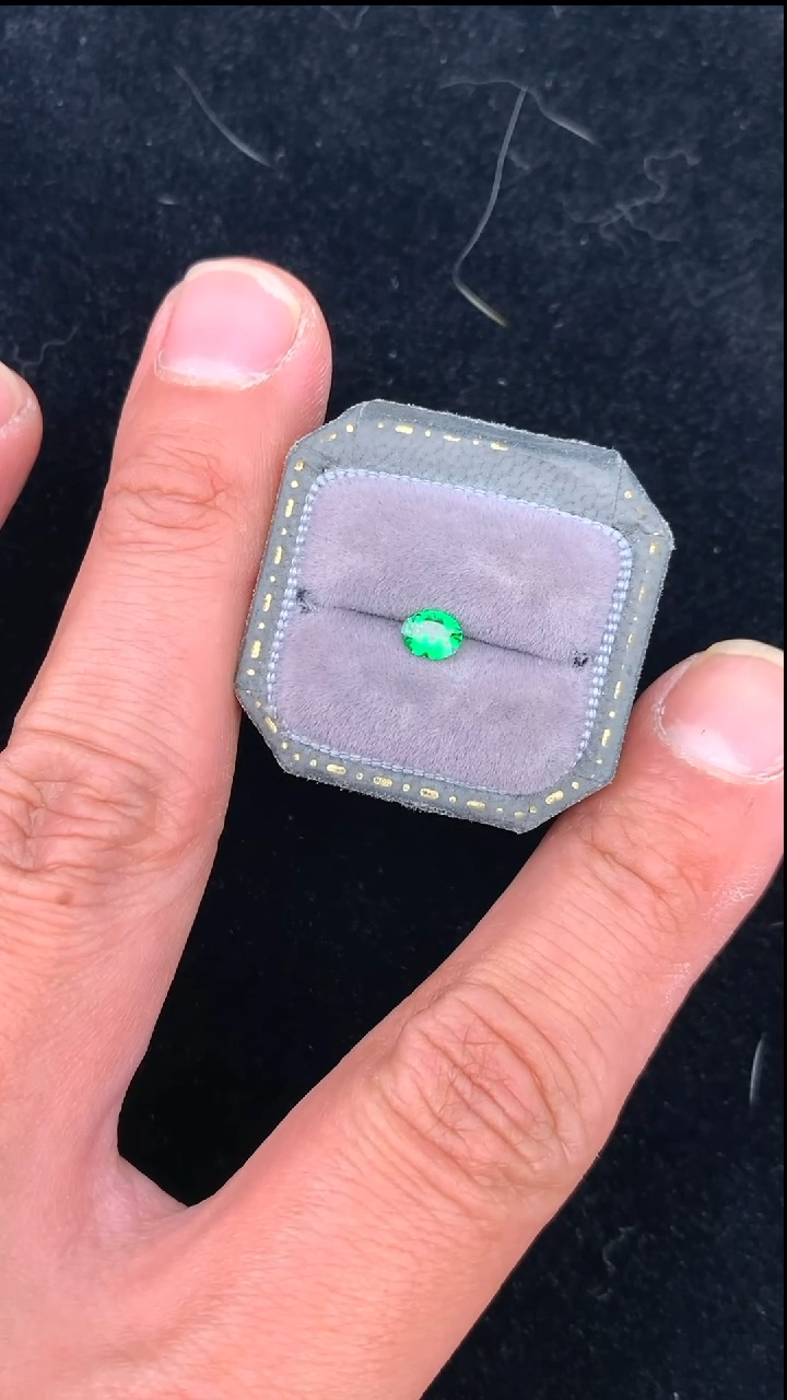 【闪购商品】石榴石（沙弗莱）裸石未镶嵌35分