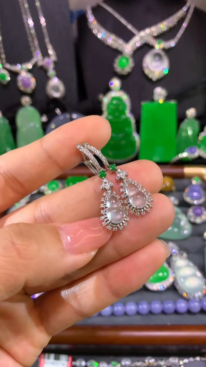 18K金镶嵌翡翠耳饰耳包