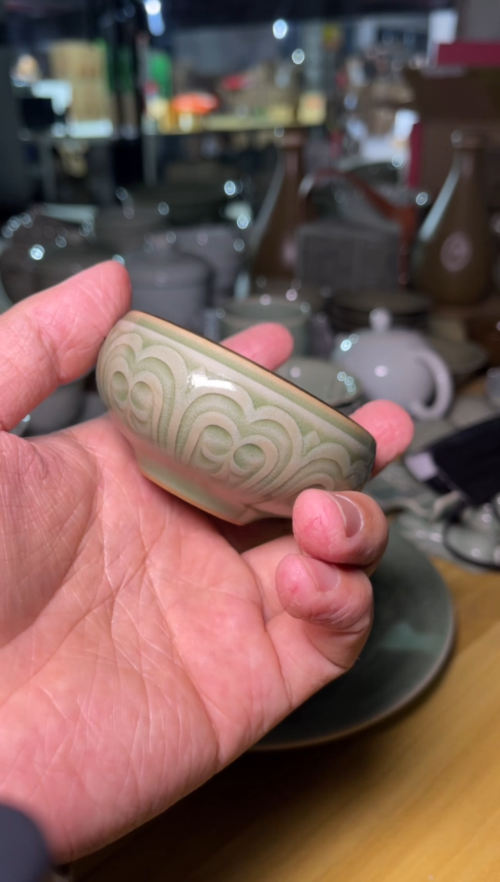 微瑕俯莲纹小金钵