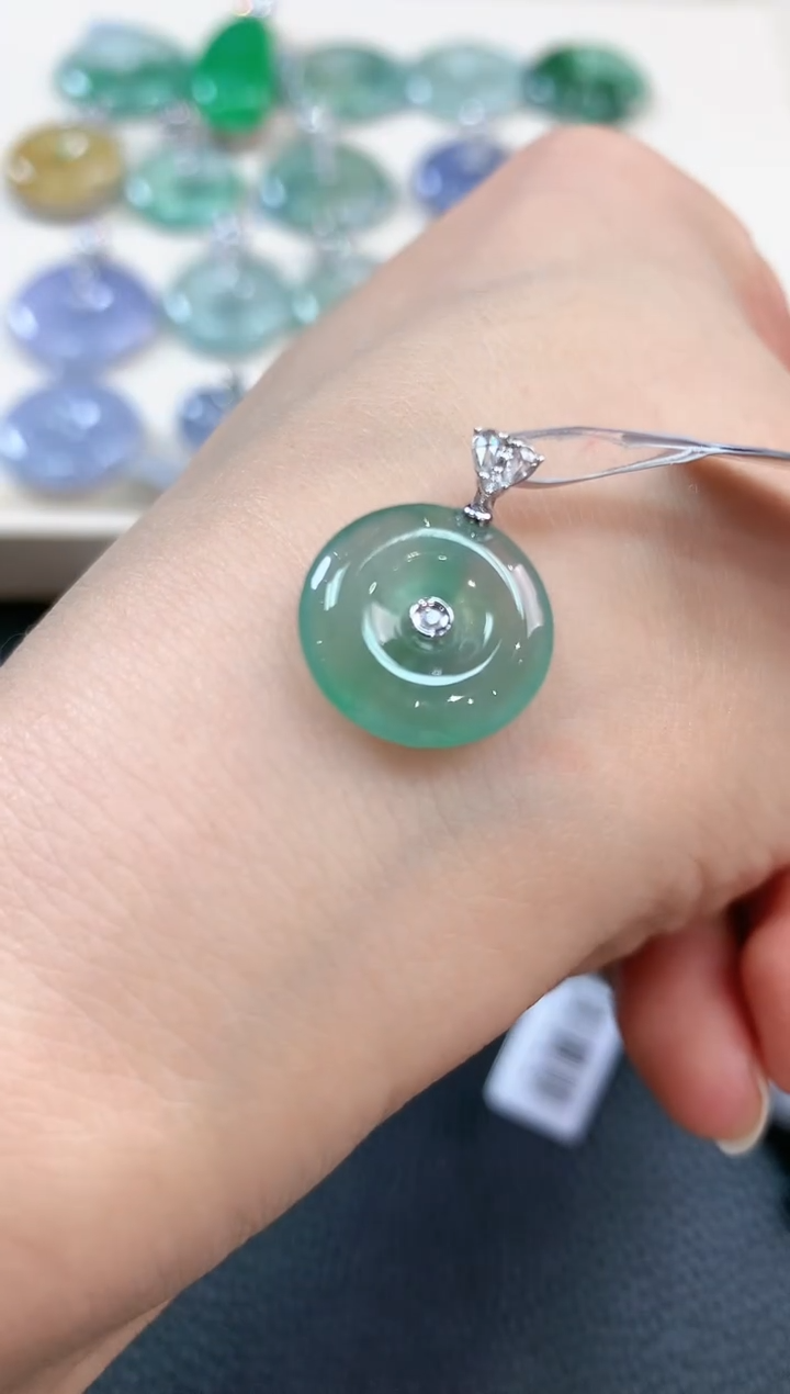 【闪购商品】翡翠吊坠(不含链)18K金镶嵌b68不退换多样性一件发货