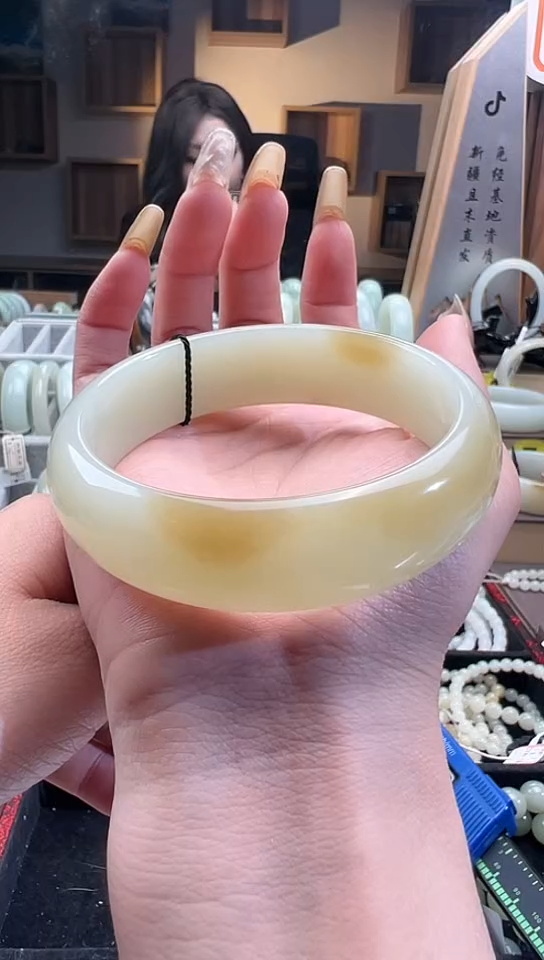 【闪购商品】和田玉手镯未镶嵌且末料糖青白手镯58+